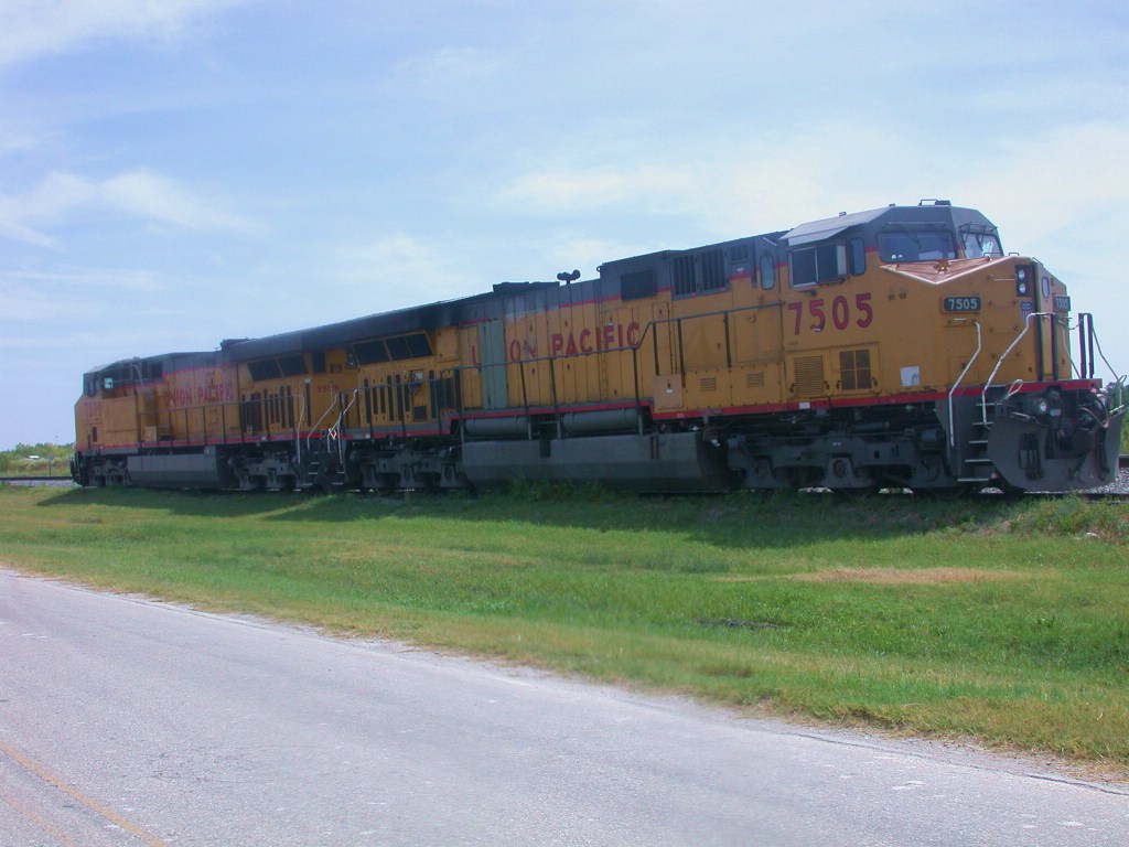 UP 7505 UP 7579 waiting to work